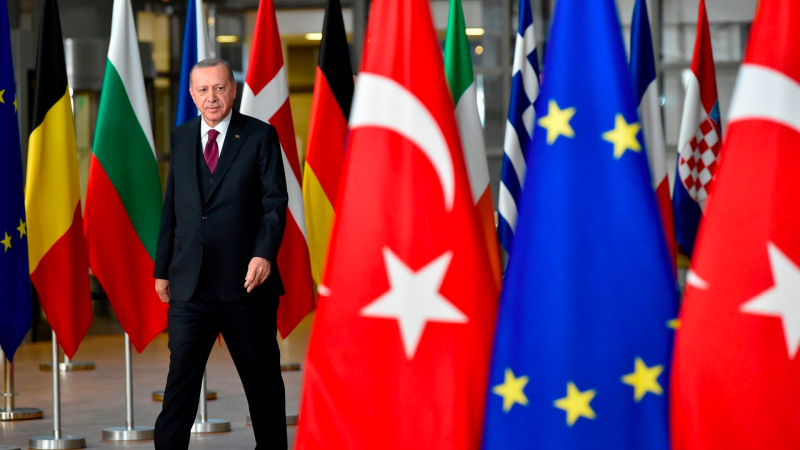 EU – Turkey Summit: Smiling faces, clenched fists